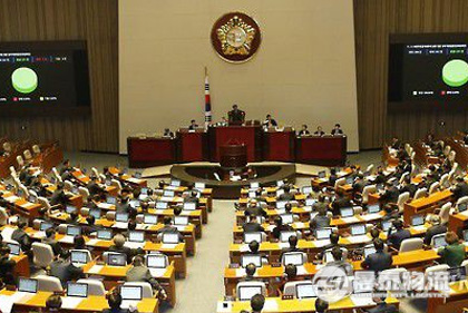 11月30日，韩国国会召开全体会议，表决通过中韩自贸协定批准案。（韩联社）